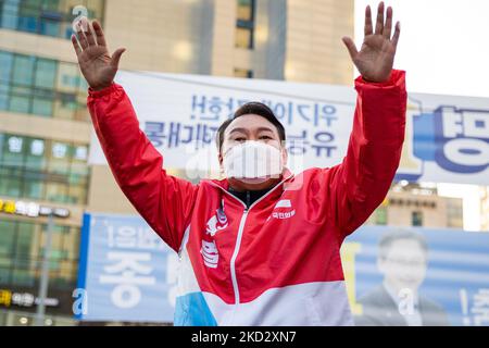 Yoon Suk-yeol, Mitte, der Präsidentschaftskandidat der wichtigsten oppositionellen People Power Party, winkt während eines Präsidentschaftswahlkampfs am 17. Februar 2022 in Seoul, Südkorea. Die Präsidentschaftswahlen in Südkorea finden am 9. März 2022 statt. (Foto von Chris Jung/NurPhoto) Stockfoto