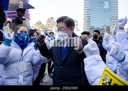 Lee Jae-myung, der Präsidentschaftskandidat der regierenden Demokratischen Partei, winkt während einer Wahlkampfrede am 17. Februar 2022 in Seoul, Südkorea. Die Präsidentschaftswahlen finden im März 9 statt. (Foto von Chris Jung/NurPhoto) Stockfoto