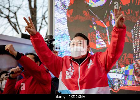 Yoon Suk-yeol, Mitte, der Präsidentschaftskandidat der wichtigsten oppositionellen People Power Party, winkt während eines Präsidentschaftswahlkampfs am 17. Februar 2022 in Seoul, Südkorea. Die Präsidentschaftswahlen in Südkorea finden am 9. März 2022 statt. (Foto von Chris Jung/NurPhoto) Stockfoto