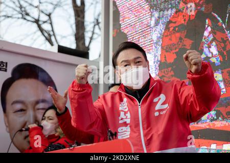 Yoon Suk-yeol, Mitte, der Präsidentschaftskandidat der wichtigsten oppositionellen People Power Party, winkt während eines Präsidentschaftswahlkampfs am 17. Februar 2022 in Seoul, Südkorea. Die Präsidentschaftswahlen in Südkorea finden am 9. März 2022 statt. (Foto von Chris Jung/NurPhoto) Stockfoto