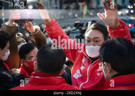 Yoon Suk-yeol, Mitte, der Präsidentschaftskandidat der wichtigsten oppositionellen People Power Party, winkt während eines Präsidentschaftswahlkampfs am 17. Februar 2022 in Seoul, Südkorea. Die Präsidentschaftswahlen in Südkorea finden am 9. März 2022 statt. (Foto von Chris Jung/NurPhoto) Stockfoto