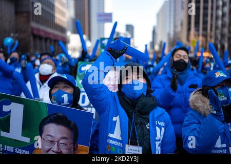 Anhänger von Lee Jae-myung, Präsidentschaftskandidat der regierenden Demokratischen Partei, hören sich seine Rede während eines Präsidentschaftswahlkampfs am 17. Februar 2022 in Seoul, Südkorea, an. Die Präsidentschaftswahlen finden im März 9 statt. (Foto von Chris Jung/NurPhoto) Stockfoto