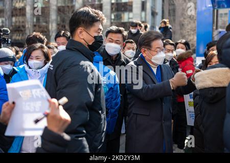 Lee Jae-myung, der Präsidentschaftskandidat der regierenden Demokratischen Partei, verlässt das Land nach einer Wahlkampfrede am 17. Februar 2022 in Seoul, Südkorea. Die Präsidentschaftswahlen finden im März 9 statt. (Foto von Chris Jung/NurPhoto) Stockfoto