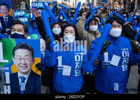 Anhänger von Lee Jae-myung, Präsidentschaftskandidat der regierenden Demokratischen Partei, hören sich seine Rede während eines Präsidentschaftswahlkampfs am 17. Februar 2022 in Seoul, Südkorea, an. Die Präsidentschaftswahlen finden im März 9 statt. (Foto von Chris Jung/NurPhoto) Stockfoto