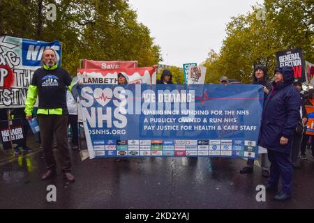 London, Großbritannien. 5.. November 2022. NHS-Demonstranten am Victoria Embankment. Tausende von Menschen aus verschiedenen Gruppen nahmen an der Volksversammlung Teil Großbritannien ist durchbrochen marschieren durch Zentral-London und fordern eine Parlamentswahl, ein Ende der Tory-Herrschaft und Maßnahmen zur Bekämpfung der Lebenshaltungskosten und der Klimakrise. Kredit: Vuk Valcic/Alamy Live Nachrichten Stockfoto