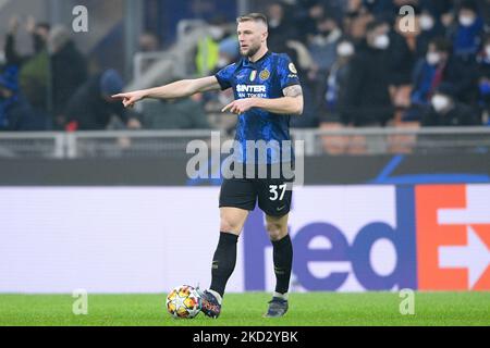 Milan Skriniar vom FC Internazionale Gesten während der Runde von sechzehn UEFA Champions League Leg One Spiel zwischen FC Internazionale und FC Liverpool am 16. Februar 2022 im Stadio Giuseppe Meazza, Mailand, Italien. (Foto von Giuseppe Maffia/NurPhoto) Stockfoto