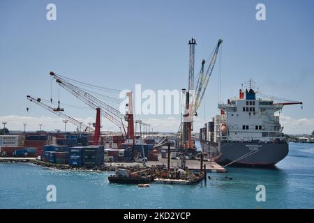 Eine schöne Aufnahme von Frachtcontainern und Kränen im Hafen von Papeete in Tahiti in Frankreich Stockfoto