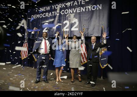 LT. Gouverneur, Brina Benjamin, New Yorker Regierung Kathy Hochul, Generalbundesanwältin, Letitia James und State Comptorller Tom Dinapoli stehen während der New Yorker State Democratic Convention 2022 am 17. Februar 2022 im Sheraton New York Times Square Hotel in New York City auf der Bühne. Die ehemalige Außenministerin Hillary Clinton stellte Kathy Hochul als Kandidatin für die Gouverneurin des Staates New York vor. Hochul und LT. Gouverneur Brian Benjamin und andere, die für landesweite Ämter nominiert sind, werden in diesem Jahr im Jahr der Zwischenwahlen an der Abstimmung teilnehmen. (Foto von John Lamparski/NurPhoto) Stockfoto