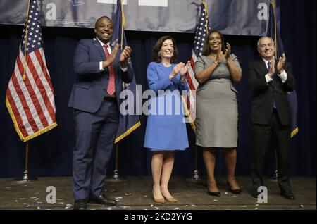 LT. Gouverneur, Brina Benjamin, New Yorker Regierung Kathy Hochul, Generalbundesanwältin, Letitia James und State Comptorller Tom Dinapoli stehen während der New Yorker State Democratic Convention 2022 am 17. Februar 2022 im Sheraton New York Times Square Hotel in New York City auf der Bühne. Die ehemalige Außenministerin Hillary Clinton stellte Kathy Hochul als Kandidatin für die Gouverneurin des Staates New York vor. Hochul und LT. Gouverneur Brian Benjamin und andere, die für landesweite Ämter nominiert sind, werden in diesem Jahr im Jahr der Zwischenwahlen an der Abstimmung teilnehmen. (Foto von John Lamparski/NurPhoto) Stockfoto