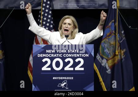 Senatorin Carolyn Maloney (D NY) spricht während der New York State Democratic Convention 2022 im Sheraton New York Times Square Hotel am 17. Februar 2022 in New York City. Die ehemalige Außenministerin Hillary Clinton stellte Kathy Hochul als Kandidatin für die Gouverneurin des Staates New York vor. Hochul und LT. Gouverneur Brian Benjamin und andere, die für landesweite Ämter nominiert sind, werden in diesem Jahr im Jahr der Zwischenwahlen an der Abstimmung teilnehmen. (Foto von John Lamparski/NurPhoto) Stockfoto