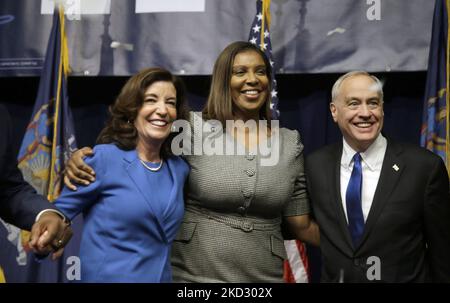 LT. Gouverneur, Brina Benjamin, New Yorker Regierung Kathy Hochul, Generalbundesanwältin, Letitia James und State Comptorller Tom Dinapoli stehen während der New Yorker State Democratic Convention 2022 am 17. Februar 2022 im Sheraton New York Times Square Hotel in New York City auf der Bühne. Die ehemalige Außenministerin Hillary Clinton stellte Kathy Hochul als Kandidatin für die Gouverneurin des Staates New York vor. Hochul und LT. Gouverneur Brian Benjamin und andere, die für landesweite Ämter nominiert sind, werden in diesem Jahr im Jahr der Zwischenwahlen an der Abstimmung teilnehmen. (Foto von John Lamparski/NurPhoto) Stockfoto