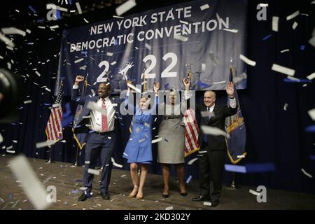 LT. Gouverneur, Brina Benjamin, New Yorker Regierung Kathy Hochul, Generalbundesanwältin, Letitia James und State Comptorller Tom Dinapoli stehen während der New Yorker State Democratic Convention 2022 am 17. Februar 2022 im Sheraton New York Times Square Hotel in New York City auf der Bühne. Die ehemalige Außenministerin Hillary Clinton stellte Kathy Hochul als Kandidatin für die Gouverneurin des Staates New York vor. Hochul und LT. Gouverneur Brian Benjamin und andere, die für landesweite Ämter nominiert sind, werden in diesem Jahr im Jahr der Zwischenwahlen an der Abstimmung teilnehmen. (Foto von John Lamparski/NurPhoto) Stockfoto