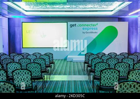 Die leeren Sitze in einem kleinen, violetten Konferenzraum des Get Connected Express by QuickBooks Stockfoto