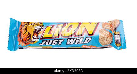 Ukraine, Kiew 05. August 2022: Löwenbar auf weißem Hintergrund isoliert. Lion ist eine Schokoladenriegel Konfektion, die von Nestle hergestellt wird. Datei enthält Stockfoto