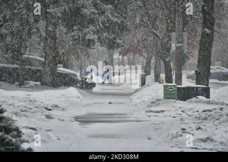 Am 17. Februar 2022 traf ein Wintersturm in Toronto, Ontario, Kanada, starken Schneefall. Der Sturm begann mit der Freisetzung von Regen und Eispellets und überging dann zu starkem Schneefall, wobei insgesamt 15 bis 20 cm Schnee in der Großregion Toronto heute Abend bis Freitagmorgen erwartet wurden. (Foto von Creative Touch Imaging Ltd./NurPhoto) Stockfoto