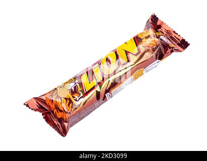 Ukraine, Kiew 05. August 2022: Löwenbar auf weißem Hintergrund isoliert. Lion ist eine Schokoladenriegel Konfektion, die von Nestle hergestellt wird. Datei enthält Stockfoto