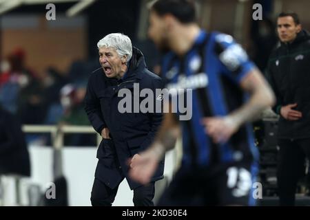 Gian Piero Gasperini (Atalanta BC) Gesten während des Europa League Fußballspiels Atalanta BC gegen Olympiakos am 17. Februar 2022 im Gewiss Stadium in Bergamo, Italien (Foto: Francesco Scaccianoce/LiveMedia/NurPhoto) Stockfoto