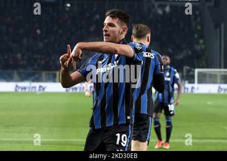 Berat Djimsiti (Atalanta BC) feiert, nachdem er während des Europa League-Fußballspiels Atalanta BC gegen Olympiakos am 17. Februar 2022 im Gewiss-Stadion in Bergamo, Italien, das zweite Tor seiner Mannschaft erzielt hat (Foto: Francesco Scaccianoce/LiveMedia/NurPhoto) Stockfoto