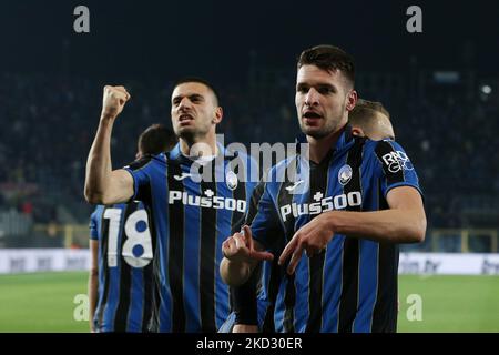 Berat Djimsiti (Atalanta BC) feiert, nachdem er während des Europa League-Fußballspiels Atalanta BC gegen Olympiakos am 17. Februar 2022 im Gewiss-Stadion in Bergamo, Italien, das zweite Tor seiner Mannschaft erzielt hat (Foto: Francesco Scaccianoce/LiveMedia/NurPhoto) Stockfoto