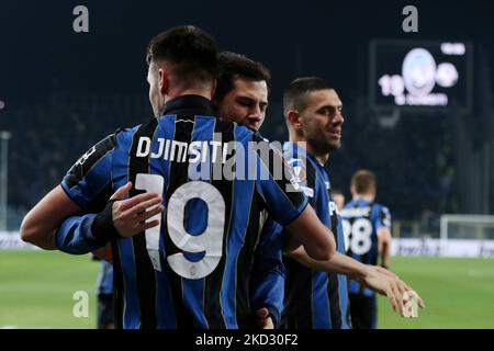 Berat Djimsiti (Atalanta BC) feiert, nachdem er während des Europa League-Fußballspiels Atalanta BC gegen Olympiakos am 17. Februar 2022 im Gewiss-Stadion in Bergamo, Italien, das zweite Tor seiner Mannschaft erzielt hat (Foto: Francesco Scaccianoce/LiveMedia/NurPhoto) Stockfoto