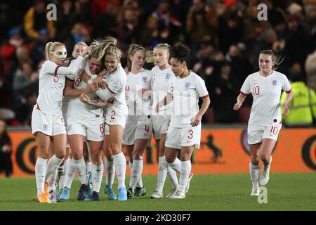 Die Engländerin Millie Bright feiert mit Alex Greenwood und Rachel Daly, nachdem sie ihr erstes Tor beim Arnold Clark Cup Spiel zwischen England Women und Kanada am Donnerstag, 17.. Februar 2022, im Riverside Stadium, Middlesbrough erzielt hat. (Foto: Mark Fletcher/MI News/NurPhoto) Stockfoto