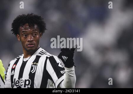 Juventus-Verteidiger Juan Cuadrado (11) schaut während des Fußballspiels der Serie A, Juventus gegen den FC Turin - Serie A, am 18. Februar 2022 im Allianz-Stadion in Turin, Italien, auf. (Foto von Matteo Bottanelli/NurPhoto) Stockfoto