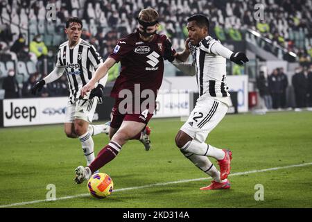 Torino-Mittelfeldspieler Tommaso Pobega (4) kämpft am 18. Februar 2022 im Allianz-Stadion in Turin, Italien, gegen Juventus-Verteidiger Alex Sandro (12) während des Fußballspiels der Serie A, Juventus gegen Turin - Serie A. (Foto von Matteo Bottanelli/NurPhoto) Stockfoto