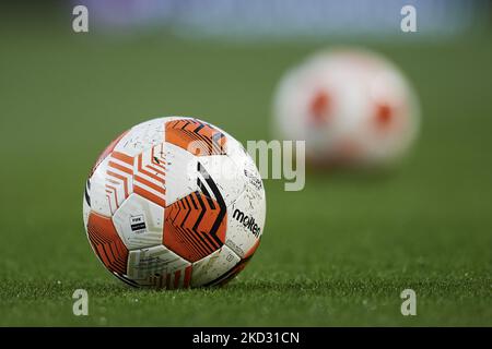 Geschmolzener offizieller Ball der UEFA Europa League Knockout Round Play-Off Leg ein Spiel zwischen dem FC Barcelona und dem SSC Napoli im Camp Nou am 17. Februar 2022 in Barcelona, Spanien. (Foto von Jose Breton/Pics Action/NurPhoto) Stockfoto