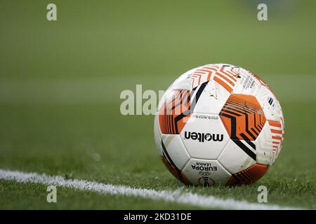 Geschmolzener offizieller Ball der UEFA Europa League Knockout Round Play-Off Leg ein Spiel zwischen dem FC Barcelona und dem SSC Napoli im Camp Nou am 17. Februar 2022 in Barcelona, Spanien. (Foto von Jose Breton/Pics Action/NurPhoto) Stockfoto