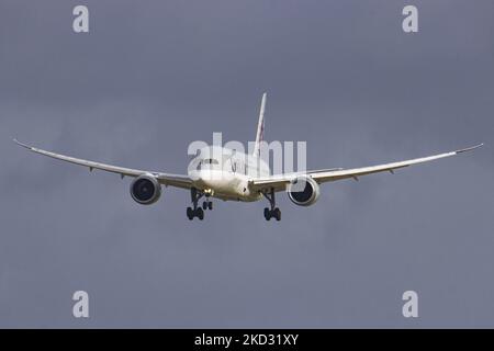 Qatar Airways Boeing 787-8 Dreamliner-Flugzeuge, wie sie beim endgültigen Anflug, bei der Landung und beim Rollieren in der belgischen Hauptstadt, dem Brüsseler Flughafen Zaventem BRU vor dem Kontrollturm und dem Terminal, zu sehen sind. Die Boeing B787 ist ein modernes und fortschrittliches, kraftstoffsparendes Passagierflugzeug mit der Zulassung A7-BCP und wird von 2x GE-Düsenmotoren angetrieben. Das Flugzeug kommt von Doha aus in die europäische Stadt. QR ist eine Golf-Fluggesellschaft, die kommerzielle Passagier- und Frachtflüge durchführt, die staatliche Flaggengesellschaft von Katar, die Mitglied der oneworld Airline Alliance-Gruppe ist. Die Luftfahrtindustrie und die Passe Stockfoto