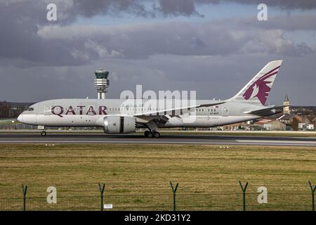 Qatar Airways Boeing 787-8 Dreamliner-Flugzeuge, wie sie beim endgültigen Anflug, bei der Landung und beim Rollieren in der belgischen Hauptstadt, dem Brüsseler Flughafen Zaventem BRU vor dem Kontrollturm und dem Terminal, zu sehen sind. Die Boeing B787 ist ein modernes und fortschrittliches, kraftstoffsparendes Passagierflugzeug mit der Zulassung A7-BCP und wird von 2x GE-Düsenmotoren angetrieben. Das Flugzeug kommt von Doha aus in die europäische Stadt. QR ist eine Golf-Fluggesellschaft, die kommerzielle Passagier- und Frachtflüge durchführt, die staatliche Flaggengesellschaft von Katar, die Mitglied der oneworld Airline Alliance-Gruppe ist. Die Luftfahrtindustrie und die Passe Stockfoto