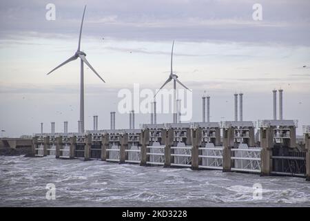 Der Sturm Eunice traf die Niederlande nach dem Sturm Dudley mit einer windgeschwindigkeit von mehr als 120km/h, wodurch Schäden an Gebäuden, Autos und Menschen durch herabfallende Bäume getötet wurden. Die Regierung gab eine rote Warnung und 112 Alarmmeldungen an die Telefone aus, bevor der Sturm die niederländische Küste traf. Die Oosterscheldekering-Östliche Schelde-Sturmflutwehr zwischen den Inseln Schouwen-Duiveland und Noord-Beveland ist das größte Deltawerk, eine Reihe von Staudämmen und Sturmflutbarrieren, die zum Schutz der Niederlande vor Überschwemmungen aus der Nordsee entwickelt wurden. Das Gebiet hat auch viele Windkraftanlagen, Stockfoto