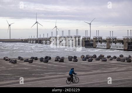 Der Sturm Eunice traf die Niederlande nach dem Sturm Dudley mit einer windgeschwindigkeit von mehr als 120km/h, wodurch Schäden an Gebäuden, Autos und Menschen durch herabfallende Bäume getötet wurden. Die Regierung gab eine rote Warnung und 112 Alarmmeldungen an die Telefone aus, bevor der Sturm die niederländische Küste traf. Die Oosterscheldekering-Östliche Schelde-Sturmflutwehr zwischen den Inseln Schouwen-Duiveland und Noord-Beveland ist das größte Deltawerk, eine Reihe von Staudämmen und Sturmflutbarrieren, die zum Schutz der Niederlande vor Überschwemmungen aus der Nordsee entwickelt wurden. Das Gebiet hat auch viele Windkraftanlagen, Stockfoto