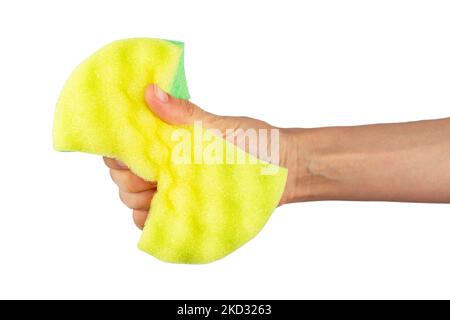 Schwamm zum Waschen und Reinigen in weiblicher Hand. Handbewegung oder Zeichen der Frau auf weißem Hintergrund isoliert. Datei enthält Beschneidungspfad. Stockfoto