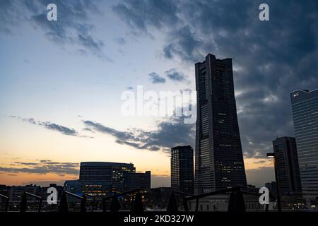 Yokohama, Kanagawa, Japan. 5.. November 2022. Die Sonne geht über dem Minatomirai 21 (Minato Mirai 21) Viertel mit dem Bürogebäude und der Sternwarte des Yokohama Landmark Tower unter. Yokohama ist eine wichtige Hafenstadt Japans mit einer reichen maritimen Geschichte und ist ein Zentrum der japanischen Industriewirtschaft. (Bild: © Taidgh Barron/ZUMA Press Wire) Bild: ZUMA Press, Inc./Alamy Live News Stockfoto