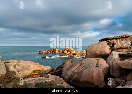 Frankreich, Ploumenach, 2022-01-13. Felsformation entlang der rosafarbenen Granitküste in der Bretagne. Foto von Alexander BEE / Hans Lucas. Frankreich, Ploumenach, Stockfoto