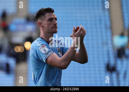 Dominic Hyam von Coventry City applaudiert den Fans beim Finalpfiff während des Sky Bet Championship-Spiels zwischen Coventry City und Barnsley in der Coventry Building Society Arena, Coventry am Samstag, dem 19.. Februar 2022. (Foto von James Holyoak/MI News/NurPhoto) Stockfoto