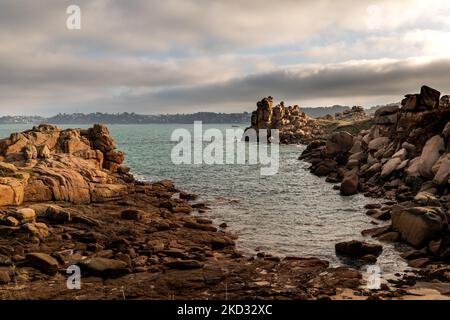 Frankreich, Ploumenach, 2022-01-13. Felsformation entlang der rosafarbenen Granitküste in der Bretagne. Foto von Alexander BEE / Hans Lucas. Frankreich, Ploumenach, Stockfoto