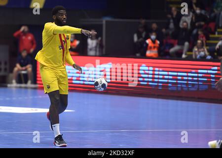 Dika Mem in Aktion beim EHF Champions League Men-Spiel zwischen Dinamo Bukarest und Barca am Donnerstag, den 17. februar 2022, in Bukarest, Rumänien. (Foto von Alex Nicodim/NurPhoto) Stockfoto