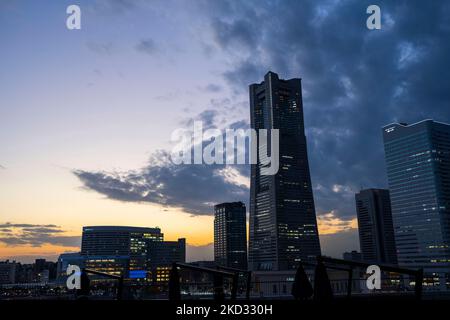 Yokohama, Kanagawa, Japan. 5.. November 2022. Die Sonne geht über dem Minatomirai 21 (Minato Mirai 21) Viertel mit dem Bürogebäude und der Sternwarte des Yokohama Landmark Tower unter. Yokohama ist eine wichtige Hafenstadt Japans mit einer reichen maritimen Geschichte und ist ein Zentrum der japanischen Industriewirtschaft. (Bild: © Taidgh Barron/ZUMA Press Wire) Bild: ZUMA Press, Inc./Alamy Live News Stockfoto