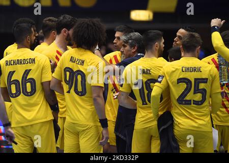 Antonio Carlos Ortega Perez mit Barca-Spielern in Aktion beim EHF Champions League Men-Spiel zwischen Dinamo Bukarest und Barca am Donnerstag, den 17. februar 2022, in Bukarest, Rumänien. (Foto von Alex Nicodim/NurPhoto) Stockfoto