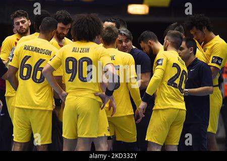 Antonio Carlos Ortega Perez mit Barca-Spielern in Aktion beim EHF Champions League Men-Spiel zwischen Dinamo Bukarest und Barca am Donnerstag, den 17. februar 2022, in Bukarest, Rumänien. (Foto von Alex Nicodim/NurPhoto) Stockfoto