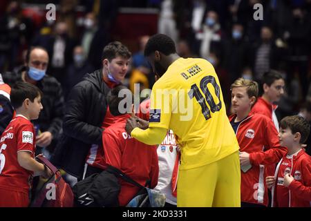 Dika Mem in Aktion beim EHF Champions League Men-Spiel zwischen Dinamo Bukarest und Barca am Donnerstag, den 17. februar 2022, in Bukarest, Rumänien. (Foto von Alex Nicodim/NurPhoto) Stockfoto