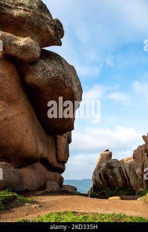 Frankreich, Ploumenach, 2022-01-13. Ein Pfad, der zwischen den rosafarbenen Felsen der rosafarbenen Granitküste in der Bretagne verläuft. Foto von Alexander BEE / Hans Lucas. Stockfoto