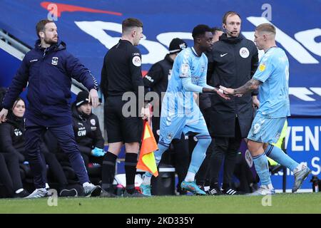 Fabio Tavares von Coventry City interagiert mit Martyn Waghorn von Coventry City während des Sky Bet Championship-Spiels zwischen Coventry City und Barnsley in der Coventry Building Society Arena, Coventry, am Samstag, 19.. Februar 2022. (Foto von James Holyoak/MI News/NurPhoto) Stockfoto