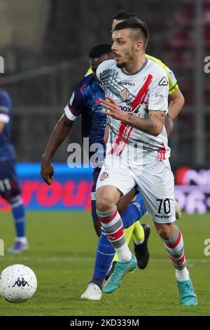 gaetano gianluca (n. 70 US cremonese) während des Spiels der italienischen Fußball-Serie B AC Perugia gegen US Cremonese am 19. Februar 2022 im Stadio Renato Curi in Perugia, Italien (Foto: Loris Cerquiglini/LiveMedia/NurPhoto) Stockfoto
