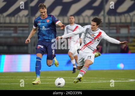 fagioli nicolo (n.21 US cremonese) / de luca manuel (n. 09 perugia calcio) während des Spiels der italienischen Fußball-Serie B AC Perugia gegen US Cremonese am 19. Februar 2022 im Stadio Renato Curi in Perugia, Italien (Foto: Loris Cerquiglini/LiveMedia/NurPhoto) Stockfoto