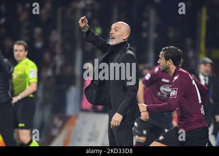 Mailands Cheftrainer Stefano Pioli zeigt beim spiel der italienischen Fußball-Serie A US Salernitana gegen AC Milan am 19. Februar 2022 im Arechi-Stadion in Salerno, Italien (Foto: Carmelo Imbesi/LiveMedia/NurPhoto) Stockfoto