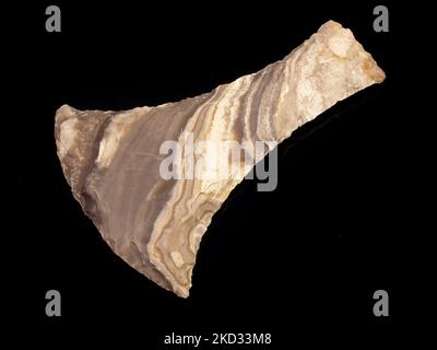 Steinerne Axe Kopf aus Flintstone auf schwarzem Hintergrund Stockfoto