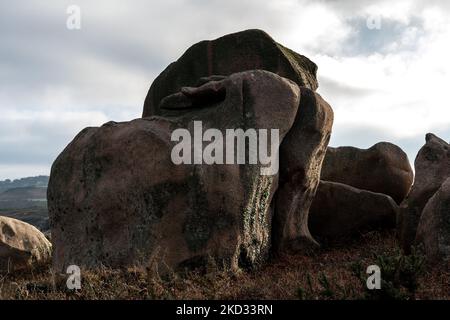 Frankreich, Ploumenach, 2022-01-13. Felsformation entlang der rosafarbenen Granitküste in der Bretagne. Foto von Alexander BEE / Hans Lucas. Frankreich, Ploumenach, Stockfoto